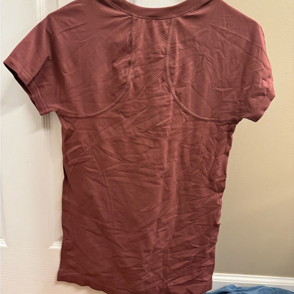 Athleta medium burgundy momentum seamless tee